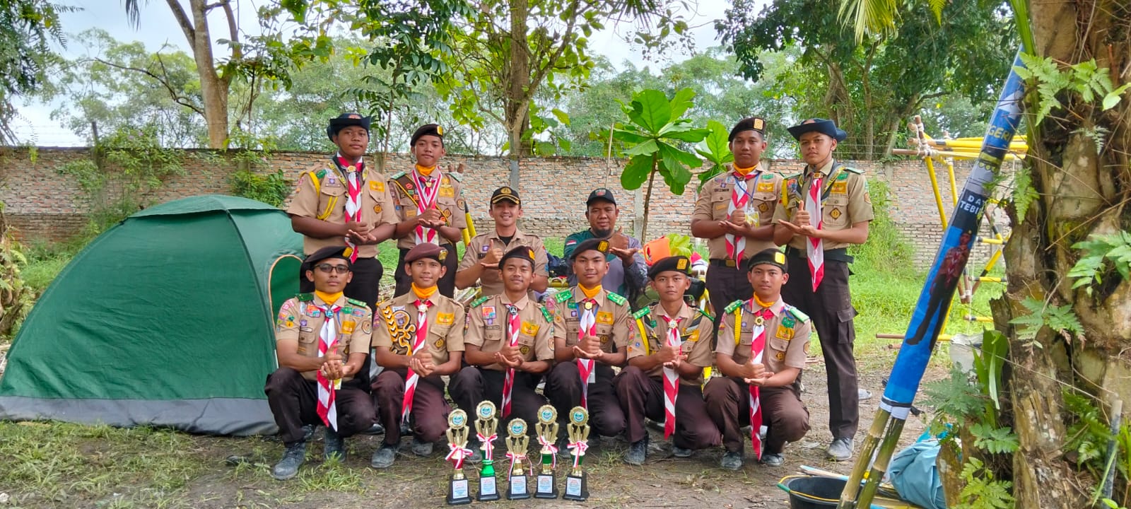 Kelompok pramuka sedang melakukan jelajah alam dengan peta dan kompas di tangan