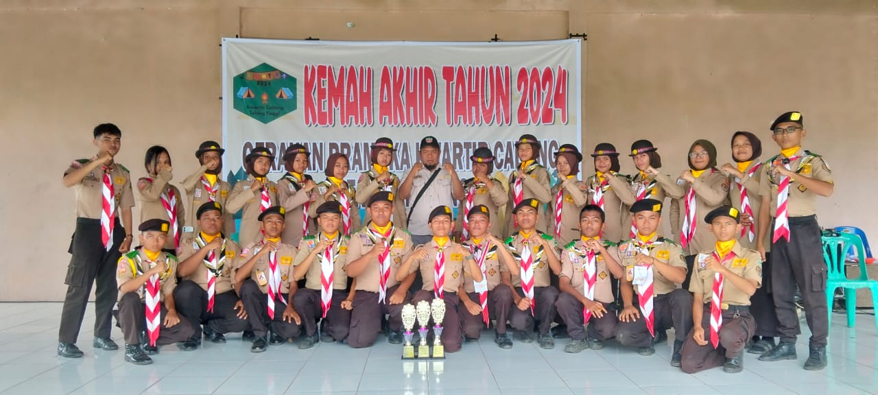 Pramuka sedang memasak bersama di perkemahan dengan peralatan sederhana